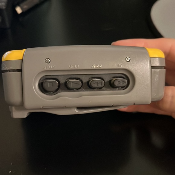 Sony Sports Walkman WM-FS191 AM/FM Radio & Cassette Player - Picture 2 of 6